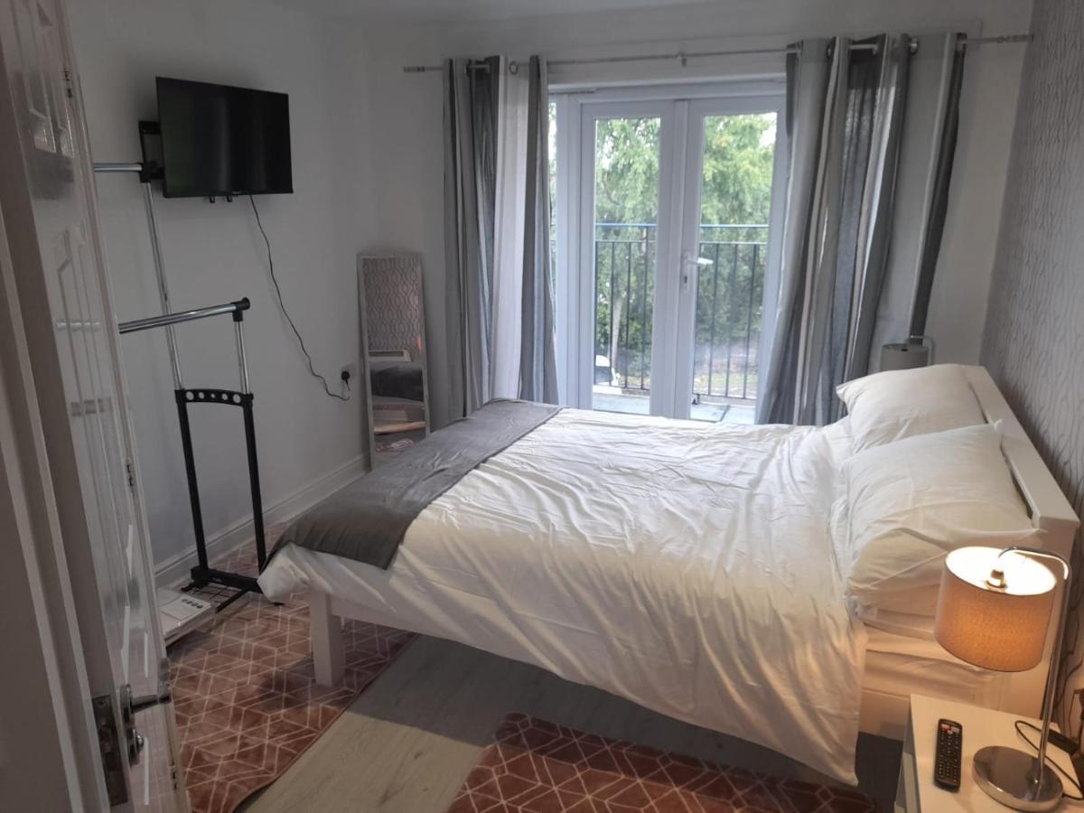 Penthouse Apartment Free Wi-Fi & Parking Occasional Bed Available سوليهال المظهر الخارجي الصورة